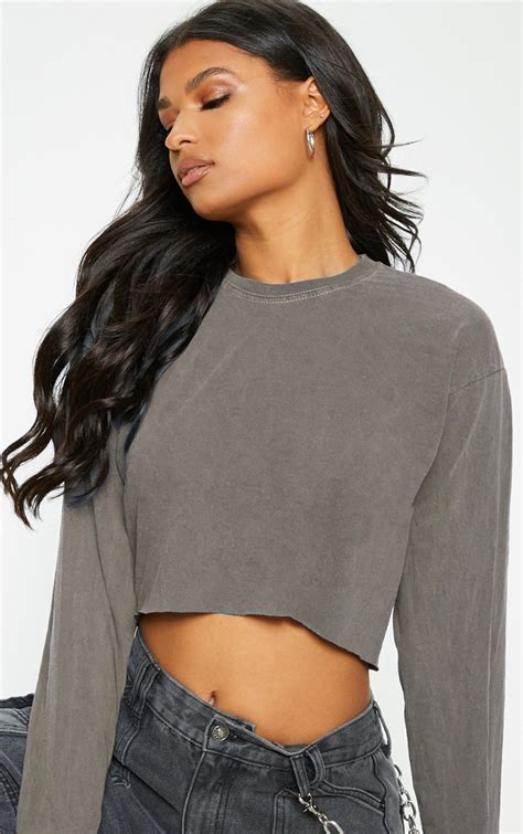 Washed Grey Crop Long Sleeve T Shirt Tops Prettylittlething Usa