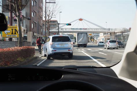 解答｜交差点周辺は要注意！前の車に続いて交差点を左折するとき、何に注意する【交通安全クイズ】｜危険予知｜jaf Mate Online