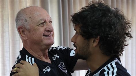 VÍDEO Felipão brinca cabelo de Scarpa durante apresentação