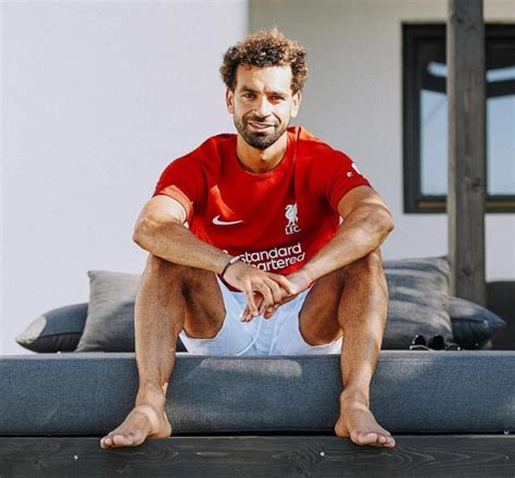 Liverpool yıldız futbolcu Muhammed Salah ın sözleşmesini 2025 yılına