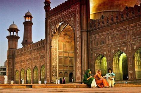 Beautiful View of Badshahi Mosque - Pakistan Images & Photos