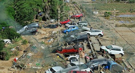 Alluvione In Spagna Almeno 158 Morti Si Cerca Casa Per Casa Corpi