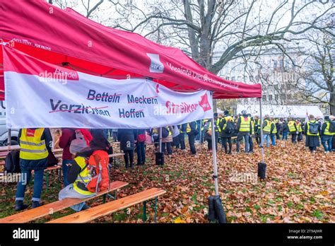 Am Zweiten Tag Des St Ndigen Streiks Organisiert Von Der