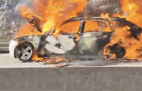 Video Zapalio Se Automobil Kod Rado I A Nema Ozlije Enih Sata