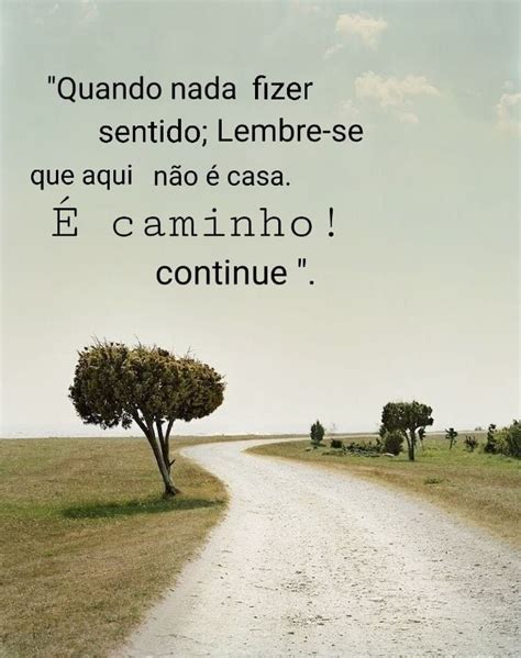 A Dirt Road With A Tree On The Side And A Quote Written In Spanish Above It