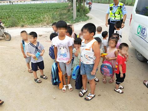 石家莊交警查處一黑校車：麵包車塞了23個幼童，圍觀村民：你們查了，孩子們怎麼回家？ 每日頭條