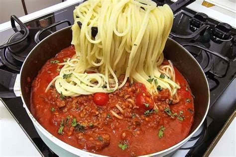 Como Fazer O Molho De Macarrão - Macarrão com molho caseiro para fazer bem rapidinho para o almoço de ...
