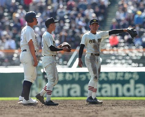 ＜第95回選抜高校野球 作新学院・大分商＞9回1死一、二塁、大分商・丸尾の左飛の際、江口の走塁について指摘する作新学院ナイン（撮影・岸 良祐