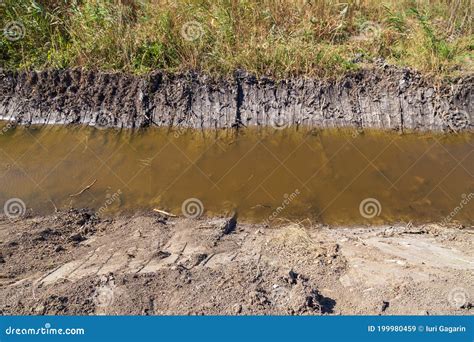 Canal De Drenaje Para Agua De Lluvia En Las Afueras De La Ciudad Imagen