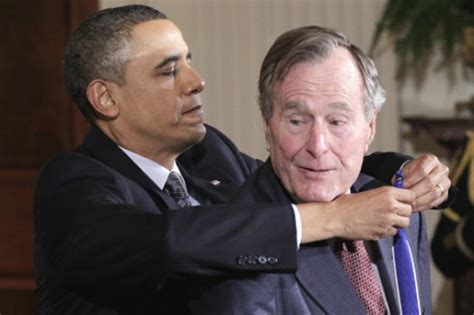 Obama remet la médaille de la liberté à Bush père États Unis