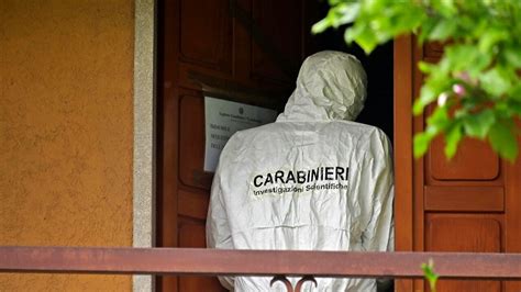 Uccide La Moglie A Colpi Di Pistola Poi Si Costituisce Era Depressa