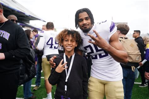 Chuck Morrell on Twitter: "RT @UW_Football: So good to see y’all, Husky Nation! 😄"