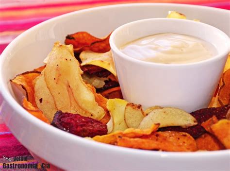 Chips de vegetales con salsa de Cabrales Gastronomía Cía