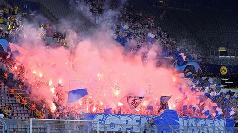 Champions League Bvb Von Kopenhagen Fans Mit Pyrotechnik Beschossen