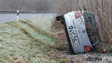 B478 bei Hennef Autofahrer verliert Kontrolle über sein Auto