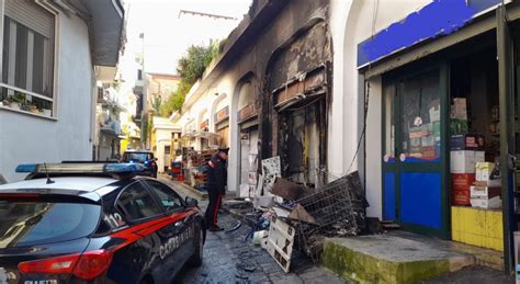 Gaeta Vanno A Fuoco I Cassonetti Della Raccolta Di Un Supermercato