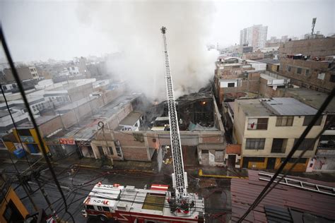 Bomberos Voluntarios controlan incendio de gran magnitud en almacén de