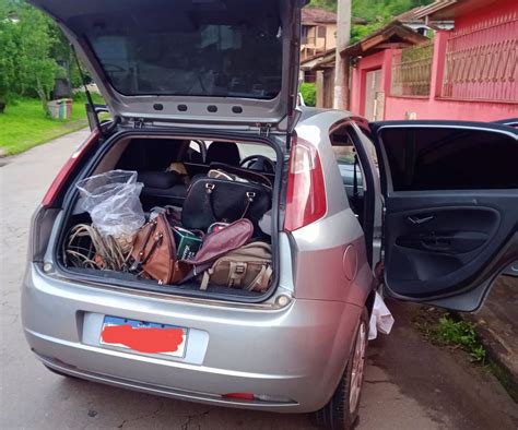 Homem Preso Em Flagrante O Bagageiro Do Carro Lotado De Materiais