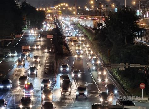 中秋連假前夕車潮 國道多處路段壅塞估至深夜 生活 中央社 Cna