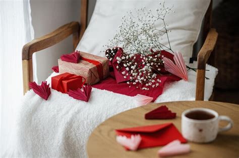 Feliz Día De San Valentín Regalos Modernos Sobre Rojo Y Flores Blancas En Un Sillón Acogedor En