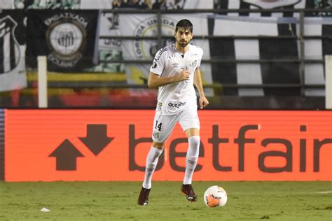 Luan Peres comemora 50 jogos pelo Santos e projeta clássico duro contra