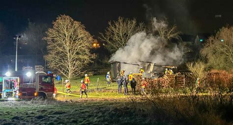 Feuerwehreinsatz in Stutensee Spöck Gartenhütte brennt komplett nieder