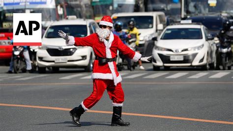 Santa Claus Directs Traffic In The Philippines During The Christmas