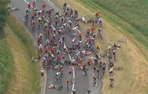 Un accident impliquant plus de 30 cyclistes interrompt l étape du Tour