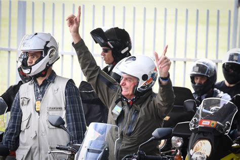 Bolsonaro Faz Passeio De Moto Pelo Rio De Janeiro No Domingo