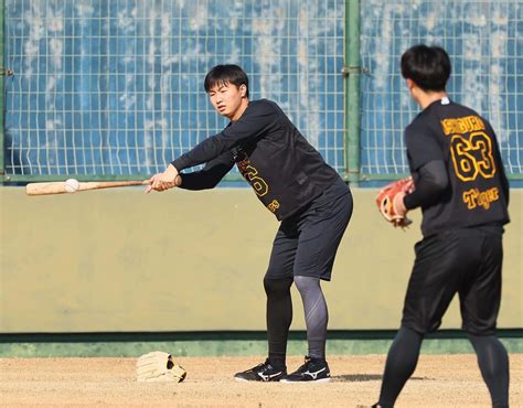 【阪神】ドラ6津田淳哉が新人自主トレに気持ち高ぶり「いつもテレビとかで見ていた子と自分が」 プロ野球写真ニュース 日刊スポーツ