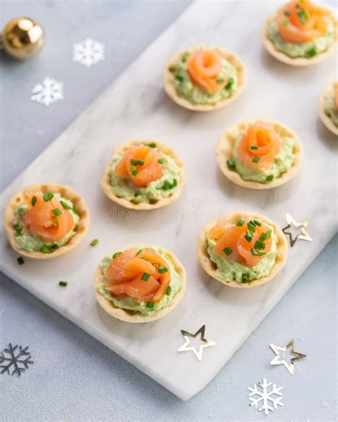 Canapés Au Saumon Fumé Fromage à La Crème Et Avocat Sur Fond Léger