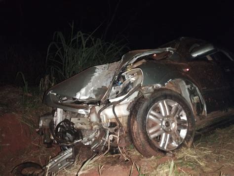 Motorista perde o controle e bate contra árvore em rodovia de Novais SP