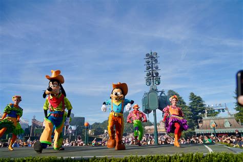 Goofy And Max Debut In Mickey S Halloween Celebration Parade At