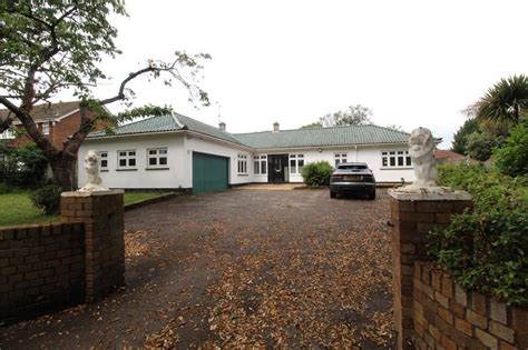 Berengrave Lane Rainham Kent Me8 4 Bed Bungalow £2 495 Pcm £576 Pw