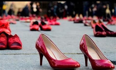 Scarpe Rosse La Omaggio E Quartullo Portano Sul Palco I Femminicidi