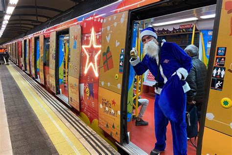 El Tren de la Navidad unos vagones de la línea 6 se transforman por