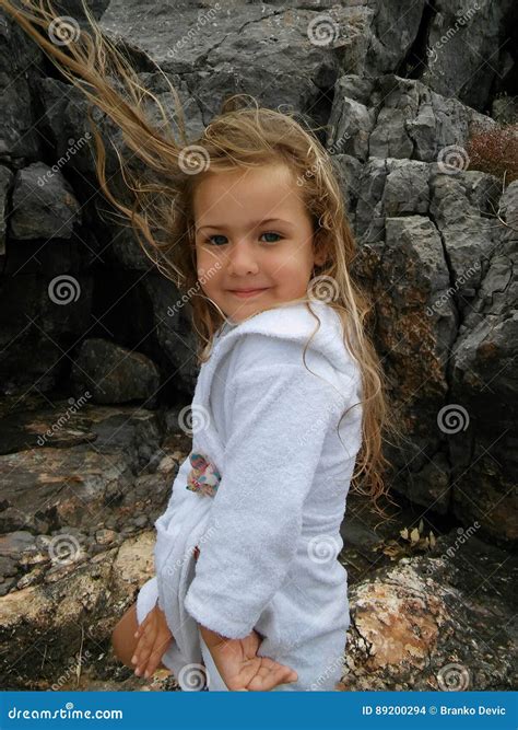 Belle Verticale De Petite Fille Photo Stock Image Of D Nommer Beaut