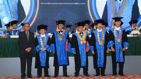 Universitas Pasundan Kukuhkan Dua Guru Besar Rektor Tingkatkan