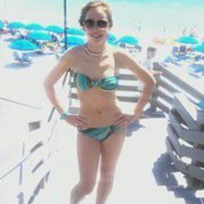 Hot Sexy Leslie Hope Bikini Pics