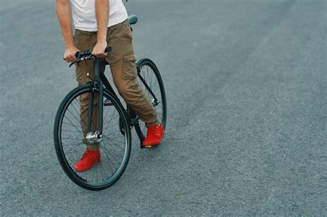 Closeup De Pernas De Homem Casual Andar De Bicicleta Cl Ssica Na