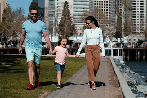 Concepto De Familia Feliz Padres Con Hijo Caminando Por La Ciudad