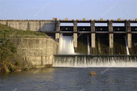 Una Vista Panor Mica A Rea De La Presa De Hormig N En El Embalse Con