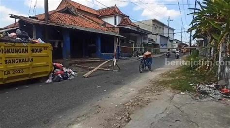 BREAKING NEWS Warga Bangkalan Ngamuk Tutup Jalan Gegara Sampah Menumpuk