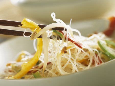 Scharfe asiatische Suppe mit Glasnudeln Fleisch und Gemüse Rezept