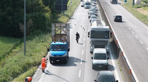 Tamponamento Tra Due Camion La Secante Va In Tilt Code Di Due Chilometri