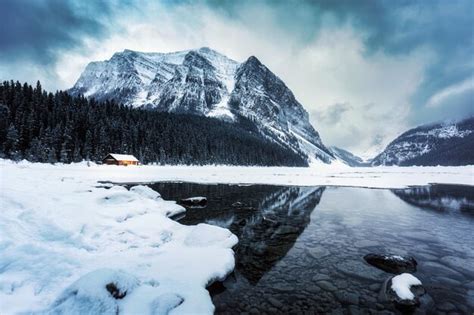 Cenário de lake louise chalé de madeira brilhando e montanhas