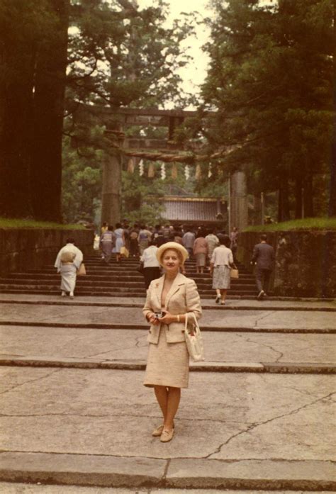 Plano General De Aniela Rubinstein Posando En La Entrada De Un Templo