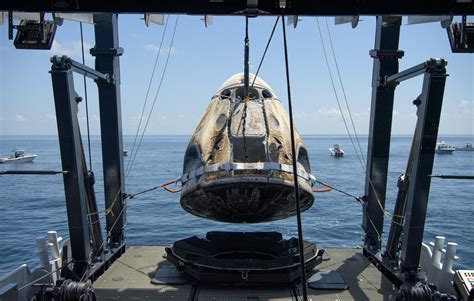 Watch Spacexs Crew Dragon Capsule Ferry Nasa Astronauts Back To Earth