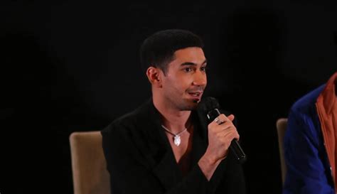 Reza Rahadian Dalam Busana Black On Black Di Gala Premier Film Mendarat