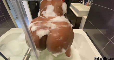 Tabby And Fart Friends A Huge Ass Farts In Tub